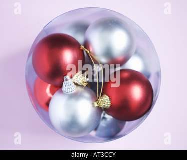 Rote und weiße Kugeln in einem Plastikbehälter Stockfoto