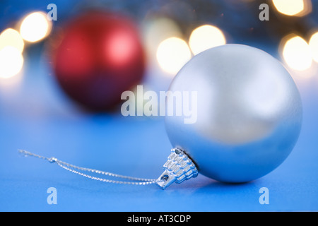 Silberne und rote Kugeln Stockfoto