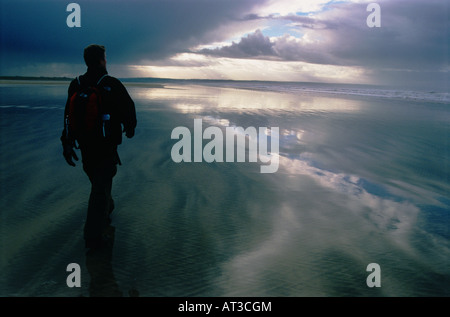 Ein Mann zu Fuß am Strand Stockfoto