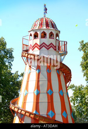 EINE HELTER SKELTER AN UNSCHULDIGEN DORFFEST IM REGENTS PARK LONDON 2007 Stockfoto