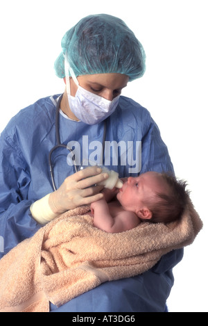 Kinderkrankenschwester, ein neugeborenes Baby mit einer Flasche füttern Stockfoto