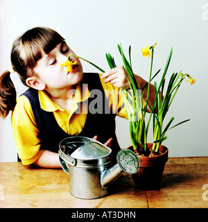 Ein Mädchen riechen eine Blume Stockfoto