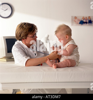 Weibliche Hausarzt mit Baby-Patienten Stockfoto
