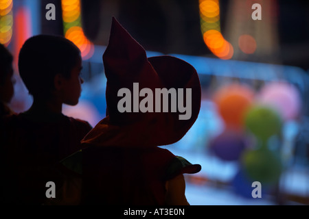 Kind in Hexen Hut Blick auf Messegelände fahren an den Karneval in Santa Cruz De Tenerife-Kanarische Inseln-Spanien Stockfoto