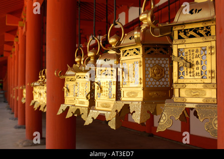 Laternen am Kasuga Taisha-Schrein in Nara Japan hängen Stockfoto