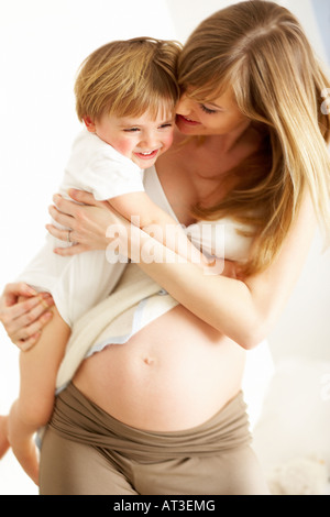 Kleiner Junge in den Armen Mutter lächelnd Stockfoto