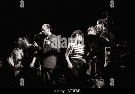 Joe Jackson und Band, die erklingt in Durham Castle 1982 Stockfoto