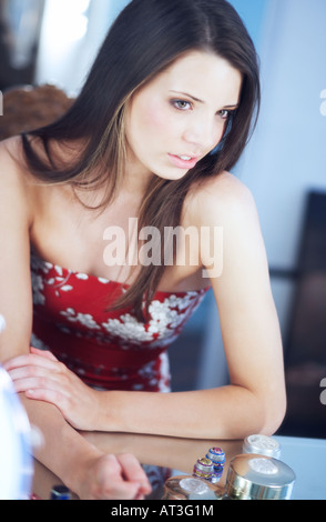 Die Reflexion einer jungen Frau im Spiegel Stockfoto