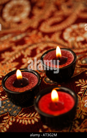 Drei rote Kerzen brennen Stockfoto