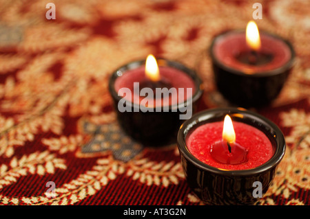 Drei rote Kerzen brennen Stockfoto