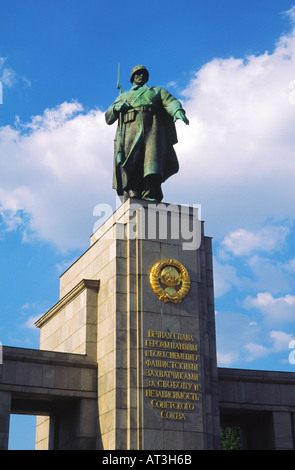 Sowjetische Ehrenmal im Tiergarten auf der Straße des 17 Juni Berlin Deutschland Stockfoto