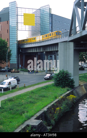 Ein U-Bahn-Zug auf einer Hochbahn Strecke überqueren einer viel befahrenen Straße in Berlin-Deutschland Stockfoto