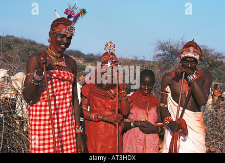 Samburu traditionelle Hochzeit-links nach rechts Trauzeuge Braut Brautjungfer Bräutigam in der Nähe von Samburu National Reserve Kenia in Ostafrika Stockfoto