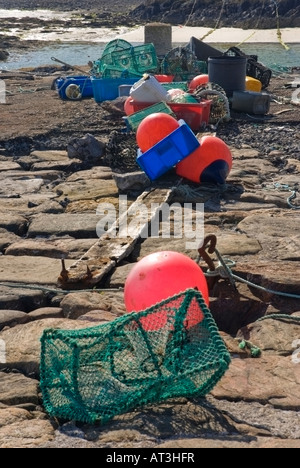 Hummer-Töpfe und Bojen auf Scarinish Hafenmauer Stockfoto
