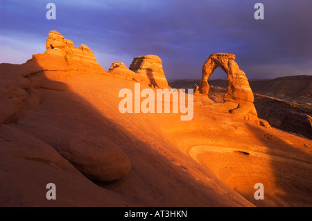 Delicate Arch bei Sonnenuntergang mit Blitzeinschlägen Arches National Park Utah USA September 2007 Stockfoto
