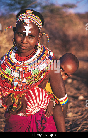 Junge Samburu verheiratete Frau mit ihrem Baby auf Rückseite Samburu Dorf Samburu National Reserve Kenia in Ostafrika Stockfoto