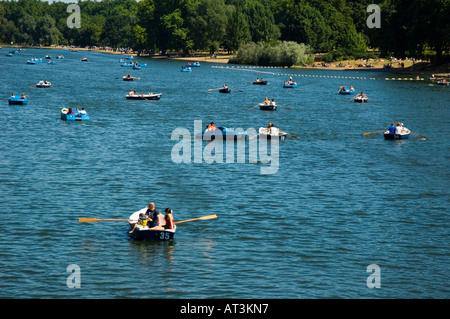 Bootfahren auf der Serpentine London-UK Stockfoto