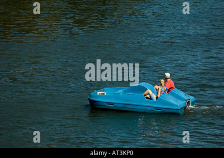 Paar auf einem Tretboot in der Themse London UK Stockfoto