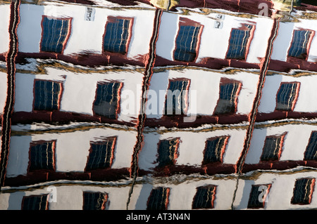 Reflexion des "The Straddle Warehouse" in einem Victoria Kais canal Bassin in Sheffield "Great Britain" Stockfoto