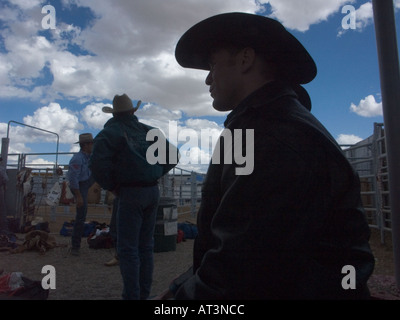 Beim Tucson Rodeo erhalten Fahrer für den Wettbewerb unter den Ständen vorbereitet. Stockfoto