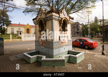 Costa Rica San Jose Parque Espana alten kolonialen Wasserfontäne Pavillon gegenüberliegenden Casa Amarilla Stockfoto