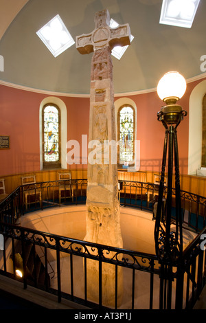 Ruthwell Cross in der Nähe von Annan ist ein 8. Jahrhunderts Anglo Saxon Kreuz geschnitzt im Northumbrian Stil Runenkästchen Kirche Scotland UK Stockfoto