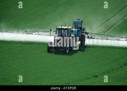 Sprühen von Dünger auf Pflanzen in Frankreich Stockfoto