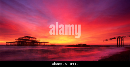 Dramatischen Sonnenuntergang über Brightons West Pier (Panoramablick) Stockfoto