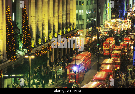 Weihnachten Dekorationen Selfridges Oxford Street London Red Bus Kaufhaus Geschäfte Shopper England UK Einkaufsnacht Stockfoto