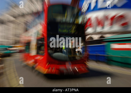 roten Doppeldecker-Bus im Piccadilly Square London England uk zoom Effekt Spezialeffekt Sfx öffentlichen Platz Zirkus London, Englan Stockfoto