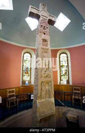 Ruthwell Cross in der Nähe von Annan ist ein 8. Jahrhunderts Anglo Saxon Kreuz geschnitzt im Northumbrian Stil Runenkästchen Kirche Scotland UK Stockfoto