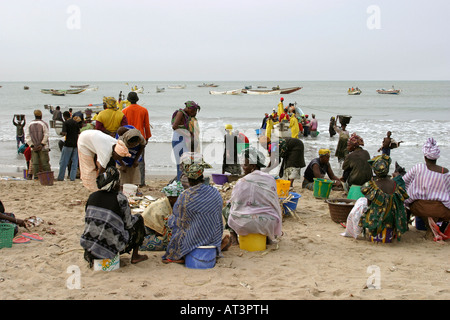 Die Gambia Gunjur Angeln Dorfbewohner wartet auf die Rückkehr der Boote Stockfoto