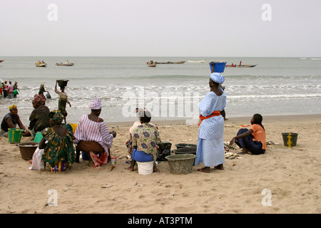 Die Gambia Gunjur Dorfbewohner wartet auf die Rückkehr der Angelboote/Fischerboote zum Entladen Stockfoto