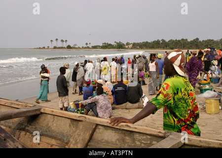 Die Gambia Gunjur Angeln Dorfbewohner wartet auf die Rückkehr der Boote Stockfoto