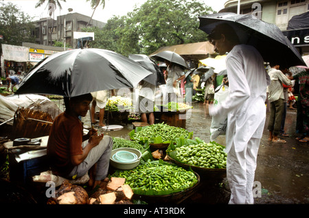Indien-Maharashtra-Mumbai-Bombay-Monsun Straßenmarkt Menschen schützt vor Sturm Stockfoto