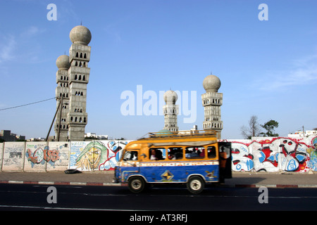 Senegal Dakar Corniche Ouest Auto Rapide vorbei Moschee im Bau Stockfoto