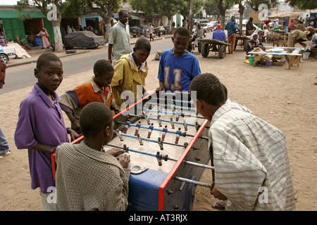 Senegal Dakar Medina Jungs spielen Tischfußball Stockfoto