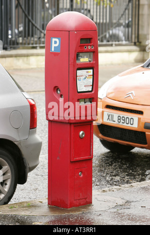 rote Zahlen und Parkuhr Ticket ausstellen Maschine auf die Bordsteinkante anzeigen Stockfoto