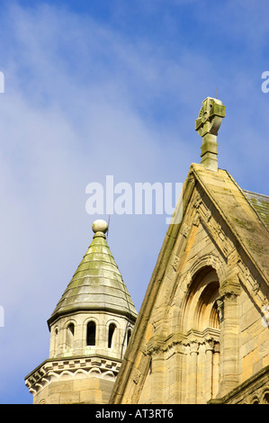 Keltisches Kreuz und Mauerwerk an der Spitze der St Anne s Cathedral gegen einen blauen bewölkten Himmel Cathedral Quarter in Belfast City Centre Stockfoto