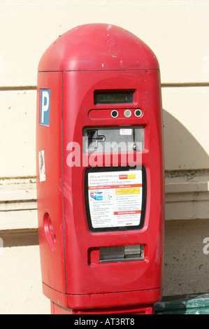 rote Zahlen und anzeigen Parkuhr Ticket ausstellen Maschine im Cathedral Quarter Belfast City Centre Stockfoto