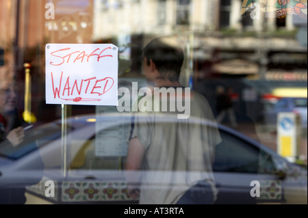 Personal wollte handschriftliche Zeichen im Restaurant Fenster im Stadtzentrum von Belfast Stockfoto