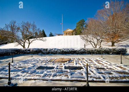 Kennedy Grabstätte mit Arlington House (auch bekannt als Custis Lee Mansion) im Hintergrund am Nationalfriedhof Arlington, Washington DC Stockfoto