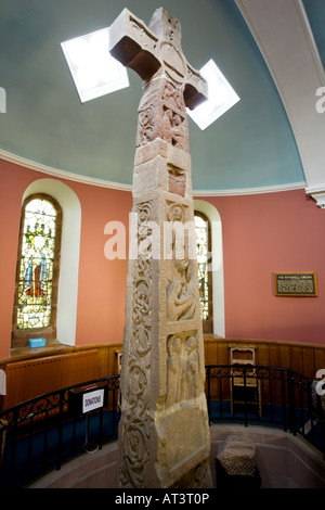 Ruthwell Cross in der Nähe von Annan ist ein 8. Jahrhunderts Anglo Saxon Kreuz geschnitzt im Northumbrian Stil Runenkästchen Kirche Scotland UK Stockfoto