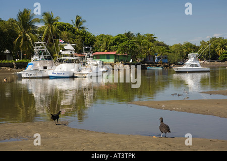 Costa Rica Quepos Sport Angelboote/Fischerboote vertäut an der Mündung des Flusses bei Ebbe Stockfoto