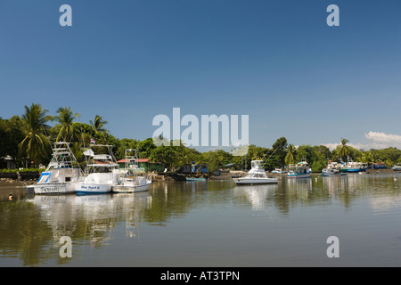 Costa Rica Quepos Sport Angelboote/Fischerboote vertäut an der Mündung des Flusses bei Ebbe Stockfoto