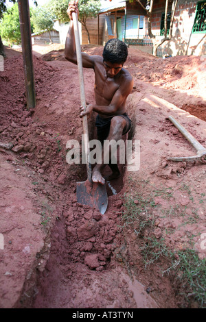 Arme Gemeinden Bau einer Kanalisation in den Slums der Regierung stellt die Materialien Stockfoto