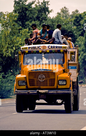 Gelbe "Tata" LKW überladen mit Einheimischen auf dem Weg nach Agra, Uttar Pradesh, Indien Stockfoto