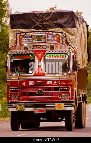 Rote "Tata" Warenträger auf dem Weg nach Agra, Uttar Pradesh, Indien Stockfoto