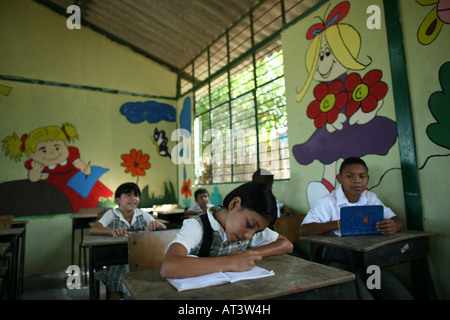 Grundschule in eines der kolumbianischen Slums in Barrancabermeja Stockfoto