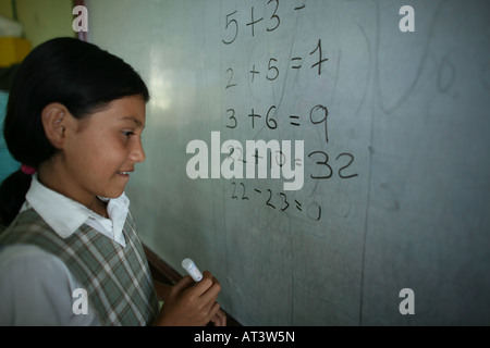 Grundschule in eines der kolumbianischen Slums in Barrancabermeja Stockfoto